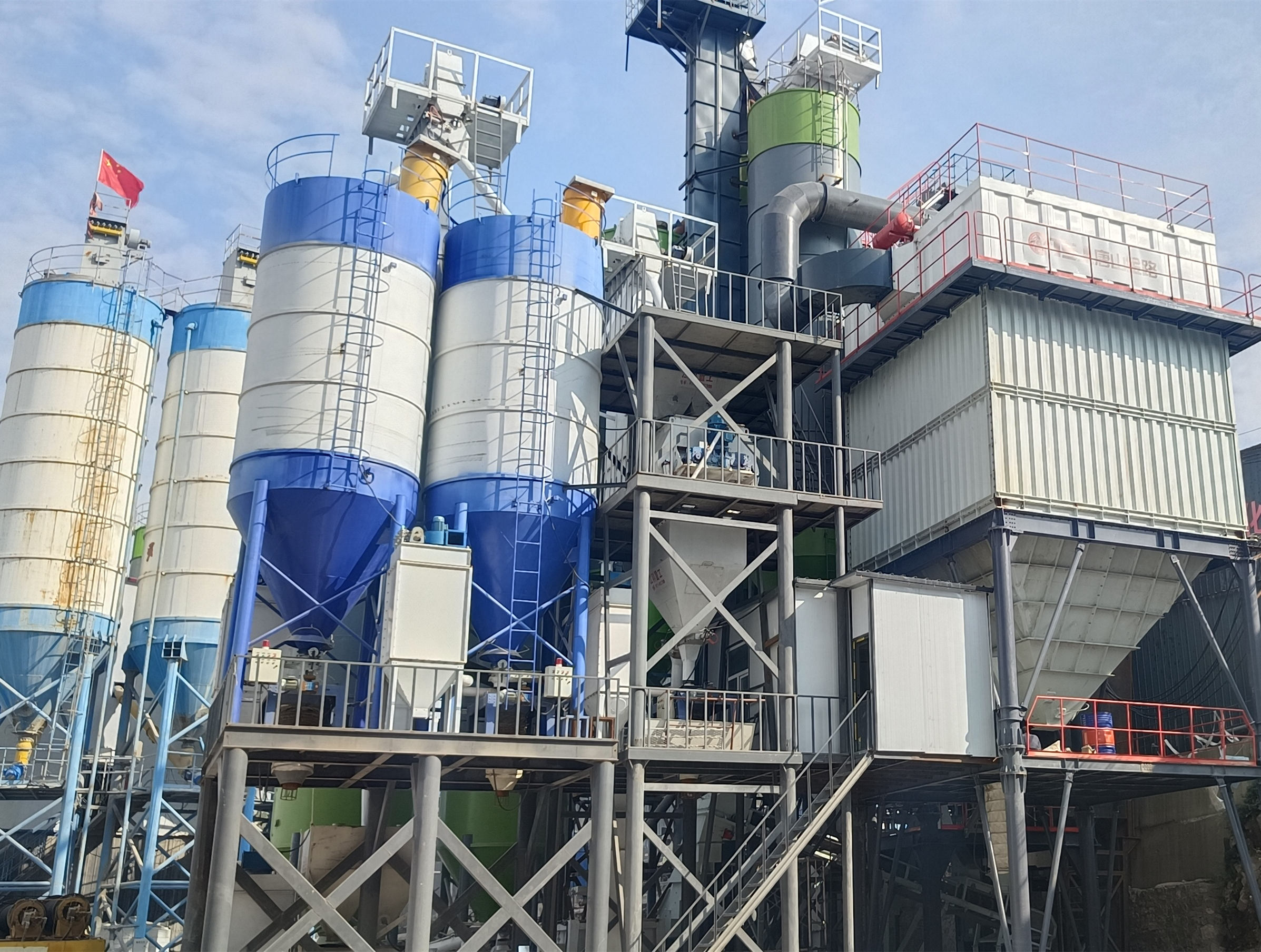 機(jī)制砂成建筑用砂主要來(lái)源，唐山金路制砂樓提供高標(biāo)準(zhǔn)機(jī)制砂生產(chǎn)設(shè)備